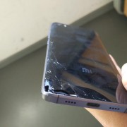 手机摔到地上，把后壳摔裂开了。能不能买到一样型号的换？(一体手机后壳多少钱)