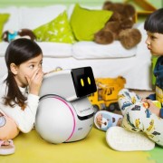儿童陪护机器人哪个好（儿童陪护机器人解决了什么问题）